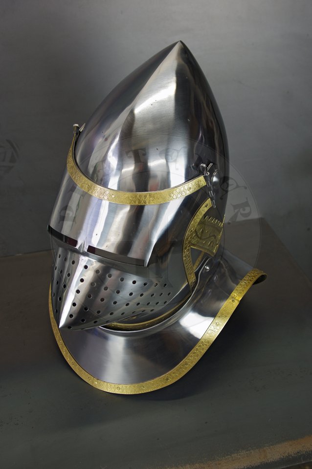 The great bascinet in English style for Agincourt battle period. Demi-greaves connected with greaves on rotary pin. Made of high quality mild steel of 2 mm and 1,5 mm thickness. Heat hardened and tempered up to 34 HRC. Brass bands decoration motive based on example visible on Henry V tournament helm. Brow plate and vervelles cover is interpretation based on few effigies from this period. Weight 6 kg./ Wielki bascinet w stylu angielskim na okres bitwy pod Agincourt. Wykonany z wysokiej jakoci stali niskowglowej o gruboci 2 mm i 1,5 mm. Hartowany i odpuszczany do 34 HRC. Mosine listwy dekoracyjne z motywem wzorowanym na hemie turniejowym Henryka V. Pozostae dekoracje s interpretacj wzorowan na kilku nagrobkach z epoki. Waga 6 kg.